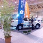 Bandeiras Giant em stand promocional com carro