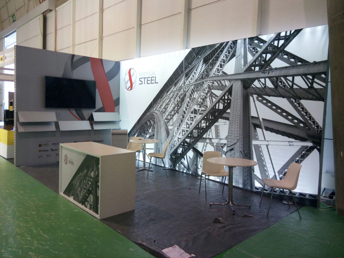 Stand Portugal Steel com estrutura 600x300cm Estrutura Tool Free de 600x300cm com aplicação gráfica em stand Portugal Steel